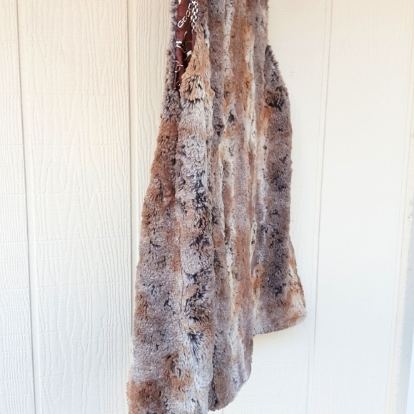 🔥LAST CHANCE!! DONATING!!🔥 L ERIN LONDON BROWN & TAN FAUX LEATHER PELT VEST - Picture 2 of 8